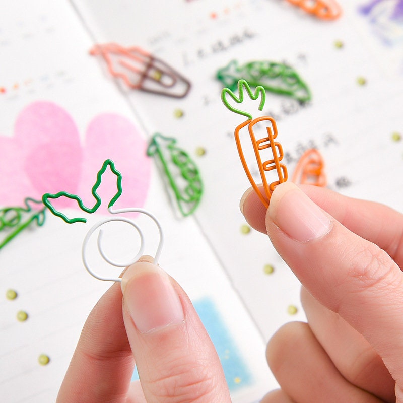 Creative vegetable-shaped clips for cute stationery and office supplies, featuring designs like carrots and radishes, perfect for planners and notebooks.